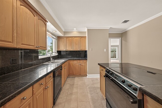 Building Photo - 11923 Briar Forest Dr