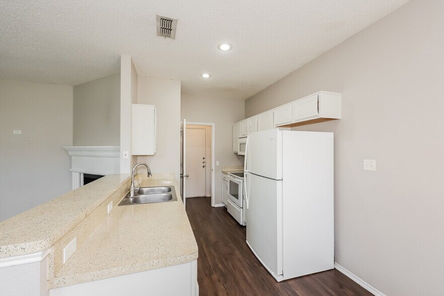 Building Photo - 6460 Downeast Dr