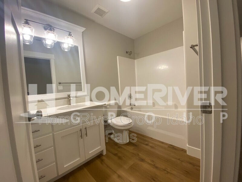 Building Photo - 690 Silvermaple Dr