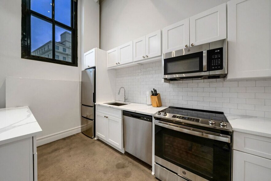 Building Photo - 505 E Travis St