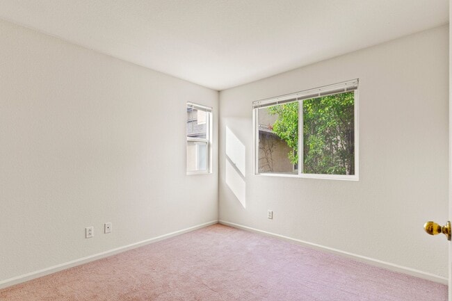 Building Photo - Modern 4 Bed Home with Office, AC, Garage,...
