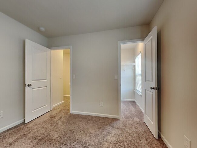 Building Photo - Burnside Farms! Fenced in Backyard! Near U...