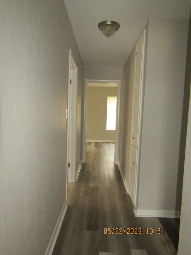 Building Photo - Very Nice Remodeled Duplex Home! No Pet Home!