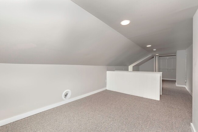 Building Photo - Remodeled 5 bedroom/2 bathroom in South Side