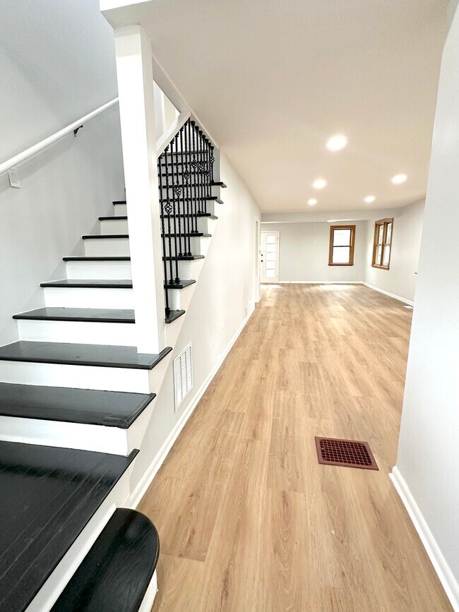 Building Photo - 1007 Pine St