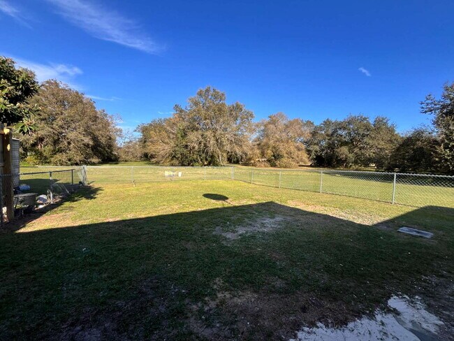 Building Photo - 113 Voss Ct