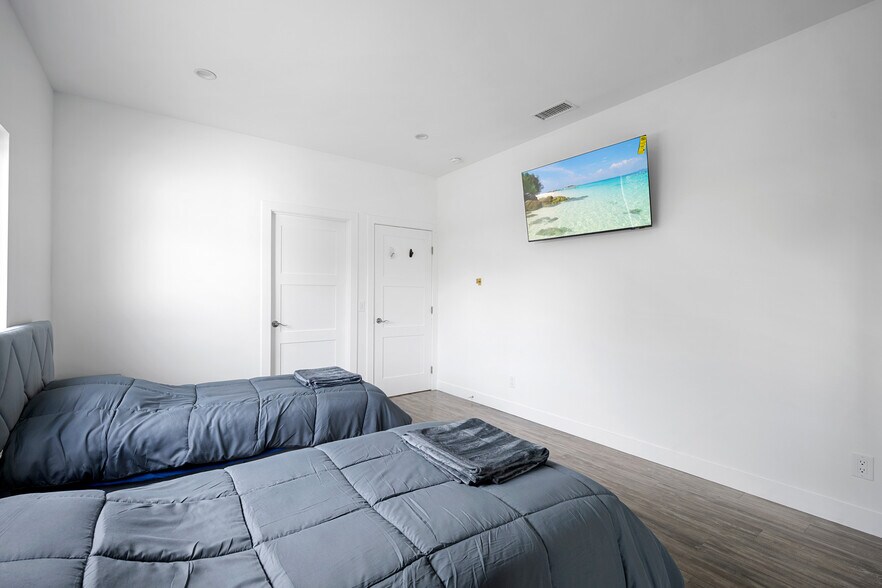 Building Photo - 13311 Wixom St