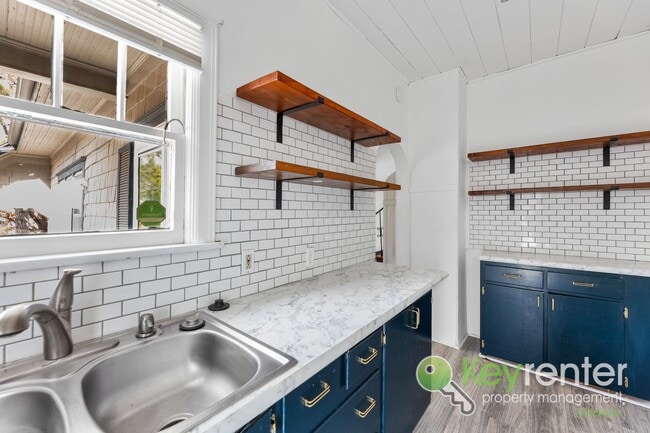 Building Photo - E Lewis St Duplex