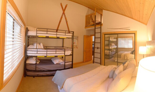 Building Photo - 14745 Davos Dr