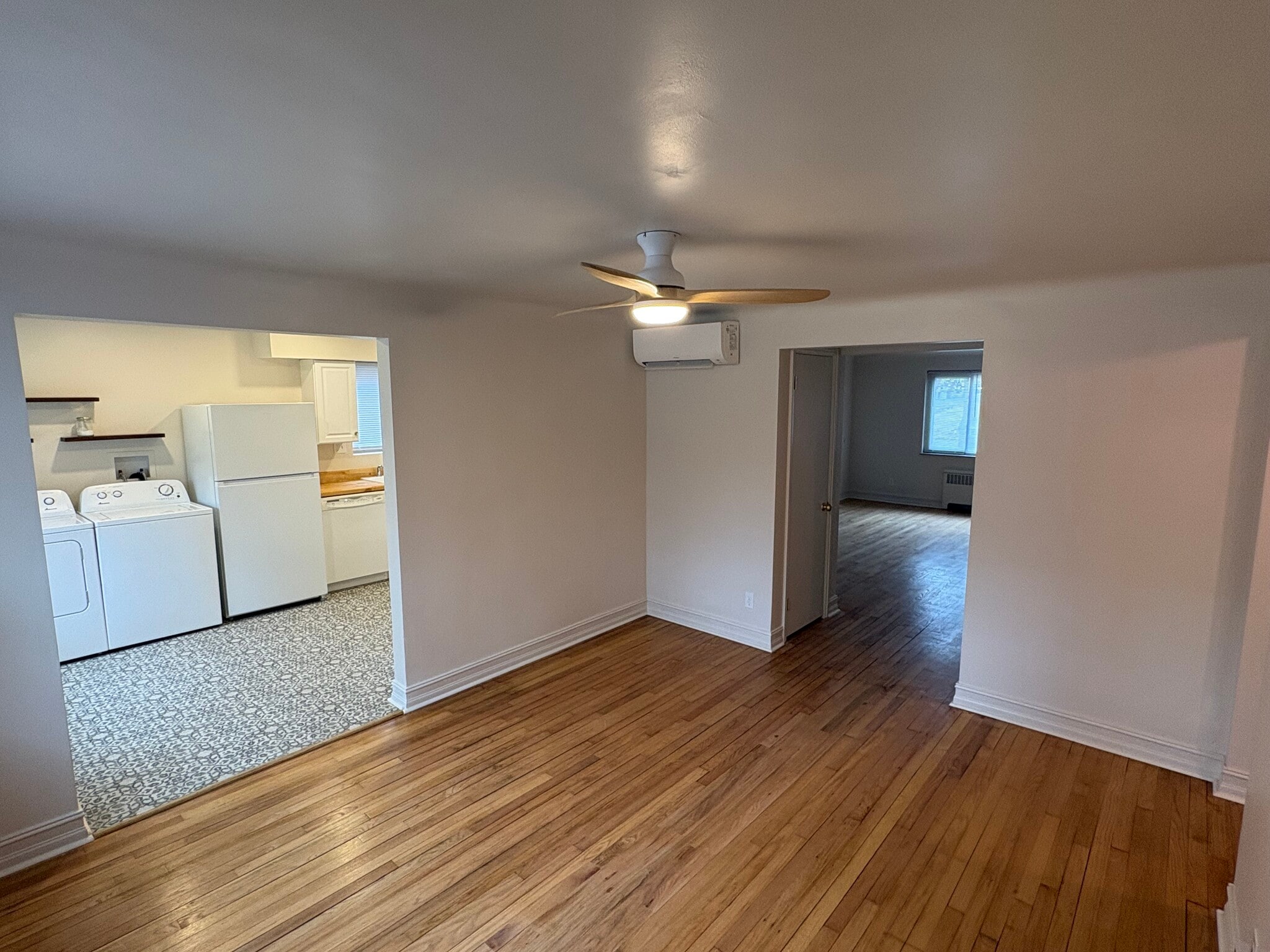 Dining room connecting kitchen and living room - 6035 Oakwood Ave