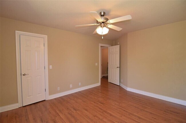 Building Photo - 6113 W Pleasant Dr