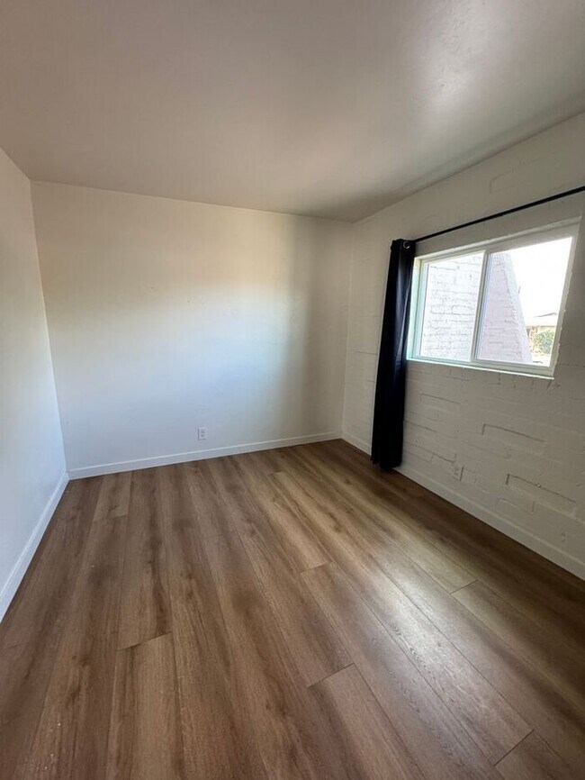 Building Photo - 205 W 25th St