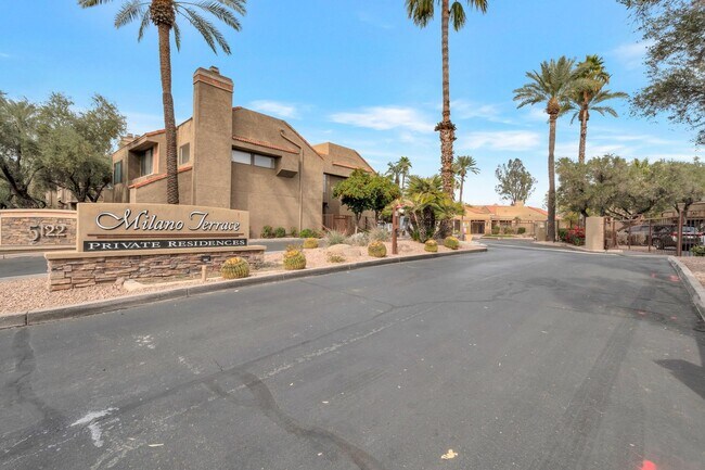 Building Photo - Stunning 2-bedroom, 2-bathroom house located in the desirable area of Scottsdale, AZ.