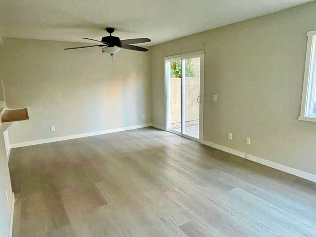 Building Photo - Newhall - 3 bedroom, 2.5 bath condo