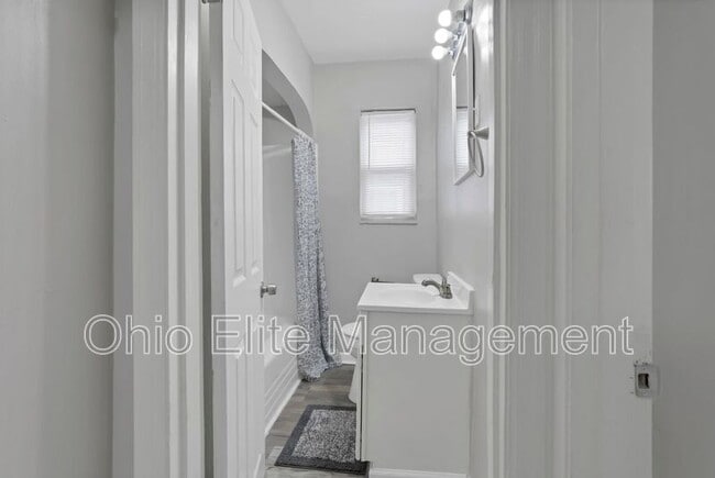 Building Photo - 987 Lilley Ave