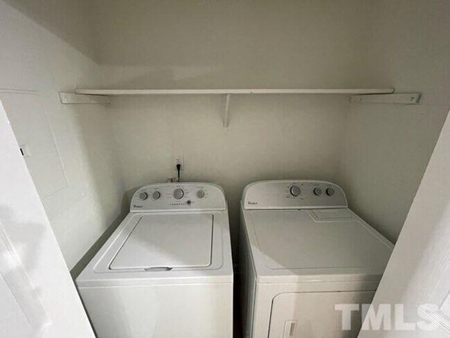 Building Photo - Perfectly sized 2 bedroom 1 bath