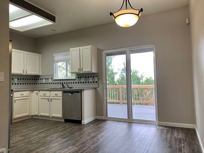 Building Photo - *STUNNING* 3 BEDROOM IN STETSON HILLS