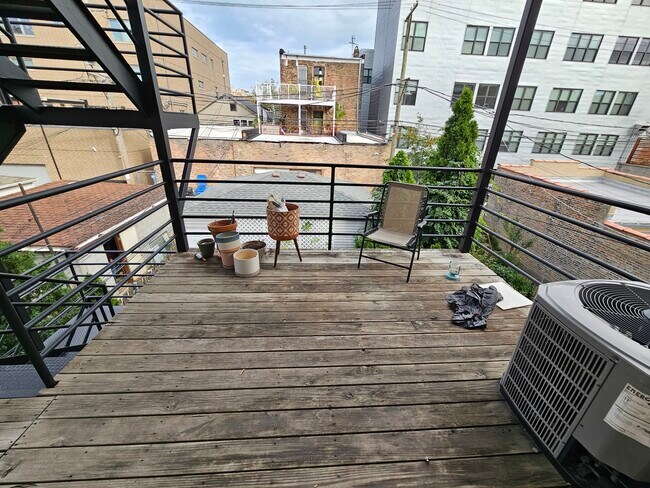 Building Photo - 1069 N Marshfield Ave