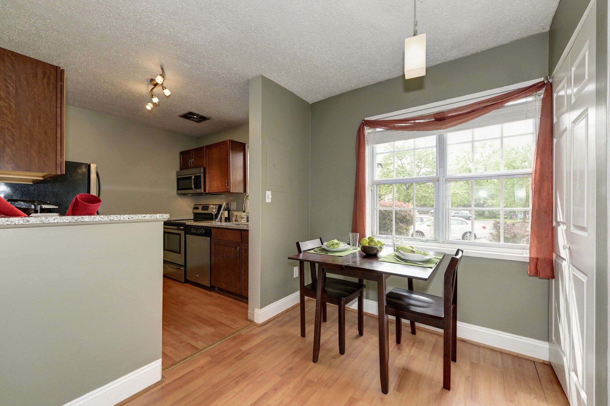 Kitchen & Nook - 1618 W Abingdon Dr