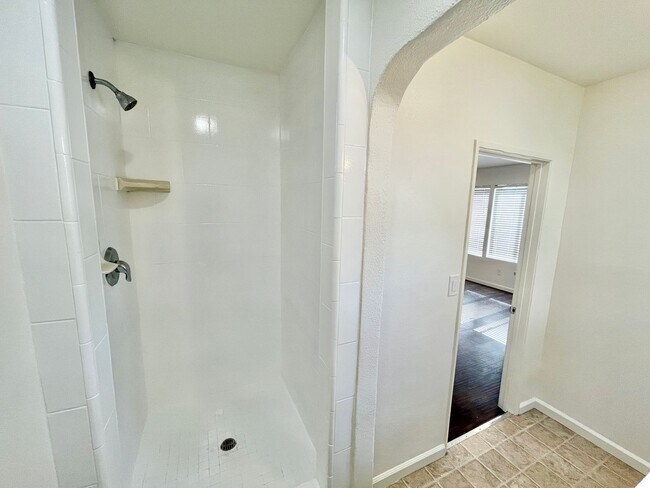 Building Photo - Spacious Studio with Archways, Kitchen Isl...