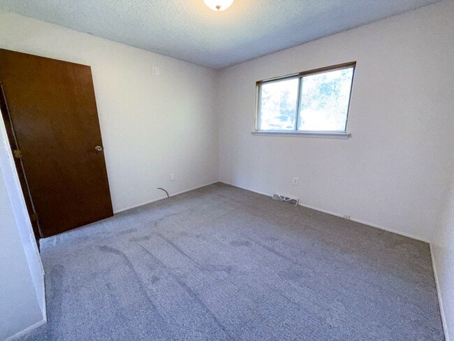 Building Photo - Stylishly Renovated 4-Bedroom Ranch with F...
