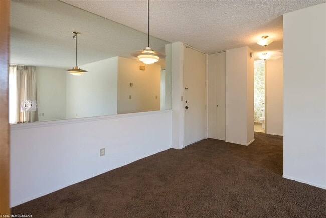 Building Photo - 633