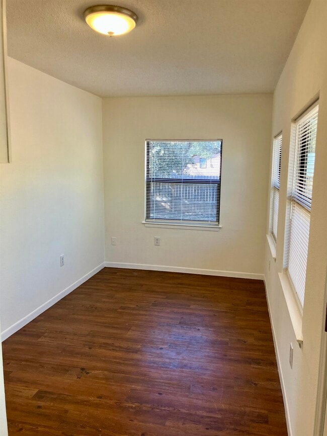 Building Photo - 144 W Hickory Dr