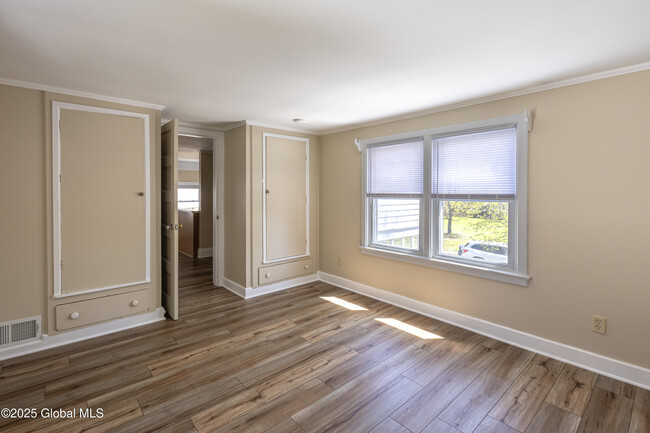 Building Photo - 182 Kingsley Rd