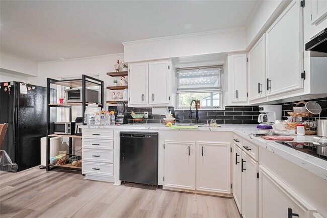 Building Photo - 1308 W Dumble St