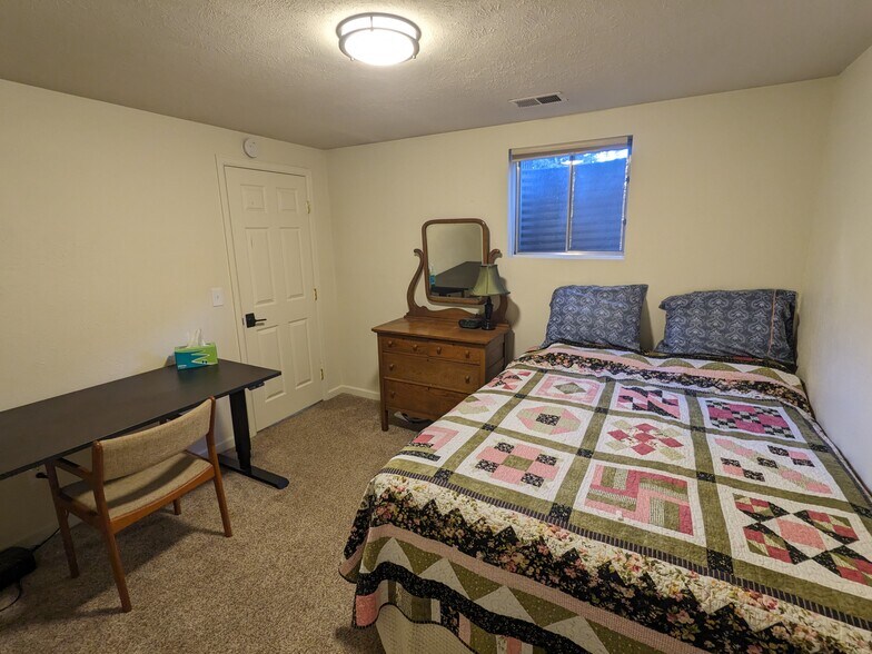 Bedroom 3 - 525 Manhattan Dr