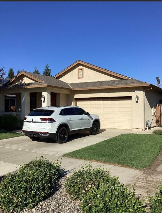 Primary Photo - Beautiful large modern home