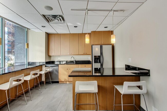 Building Photo - 2930 N Sheridan Rd