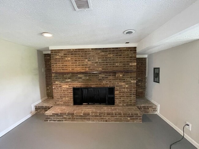 Building Photo - Amazing 3 bedroom 2 bathroom house availab...