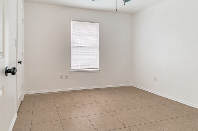 Building Photo - Great Freshly updated 3 bed 2 bath!