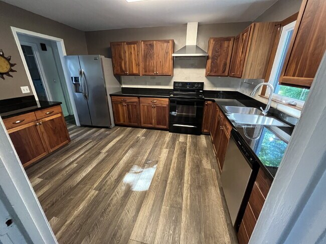 Building Photo - "Charming 3-Bedroom Retreat with Granite Elegance & Cozy Fireplace in Kernersville!"