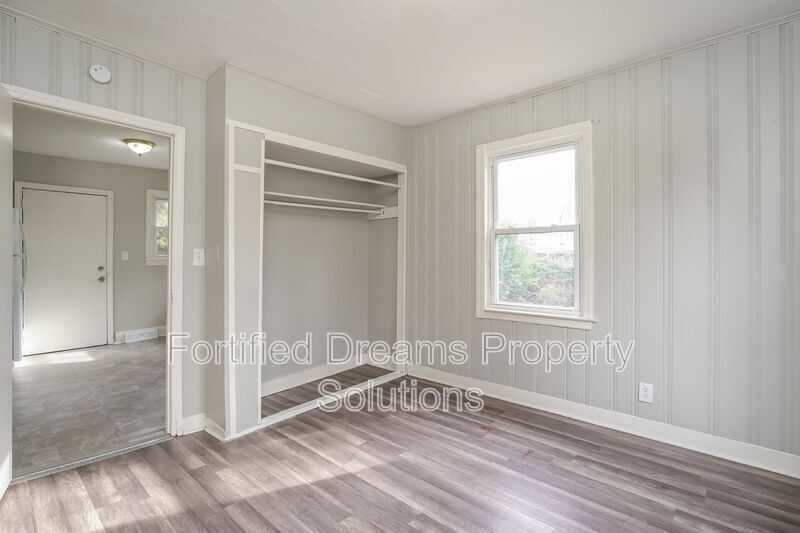 Building Photo - 2010 Temple St