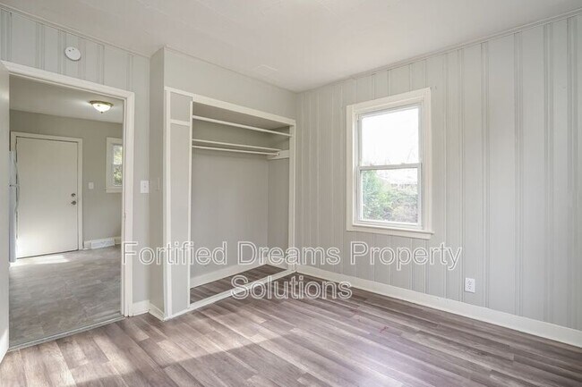 Building Photo - 2010 Temple St