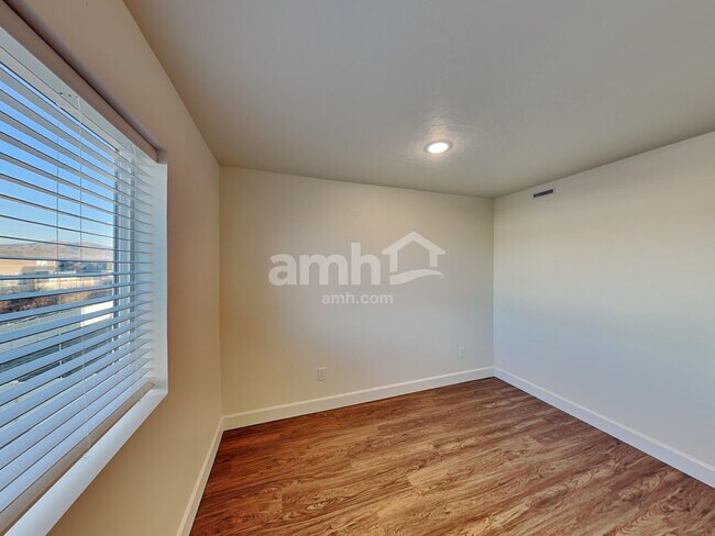 Building Photo - 251 N Dry Crk Rd