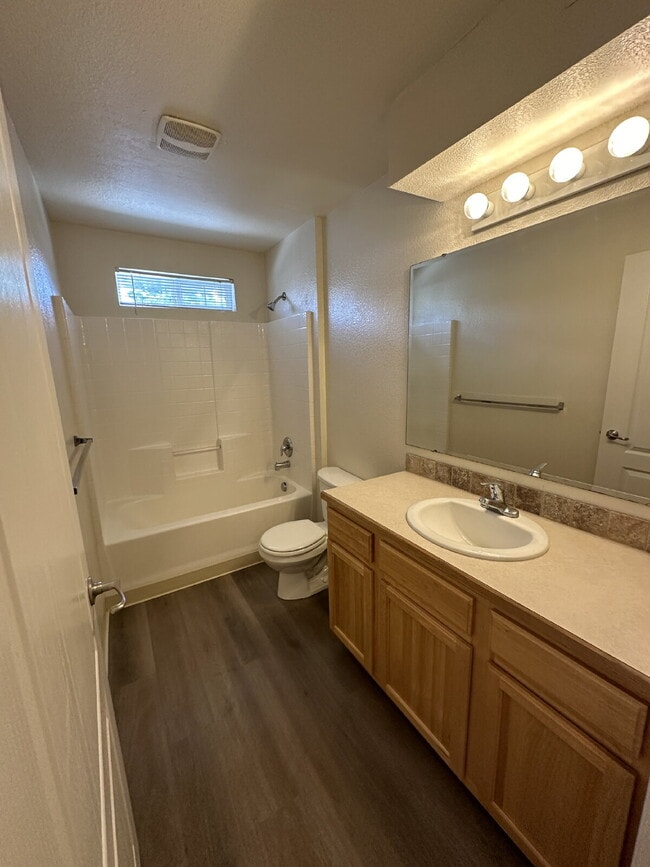 Building Photo - "Modern 2-Bed, 2-Bath Retreat in Boise's Heart – 985 Sq Ft of Pure Comfort!"