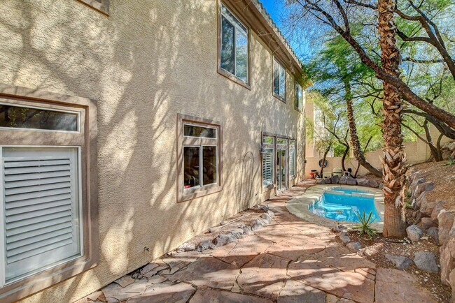 Building Photo - 5 BDR/ 4.5 BTH, Triple Master Home including pool & spa!