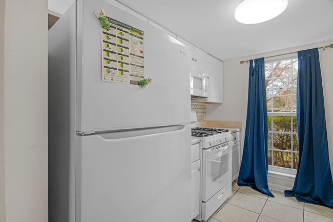 Building Photo - AVAILABLE NOW!  2 BED 2.5 BATH TOWNHOME