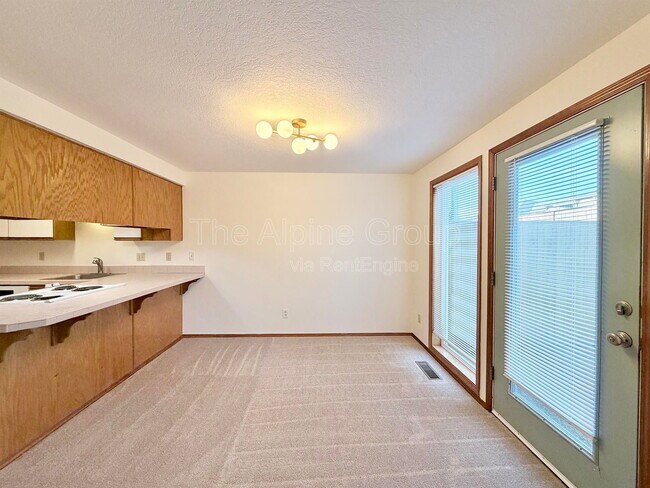 Building Photo - 719 SW Backcourt Pl