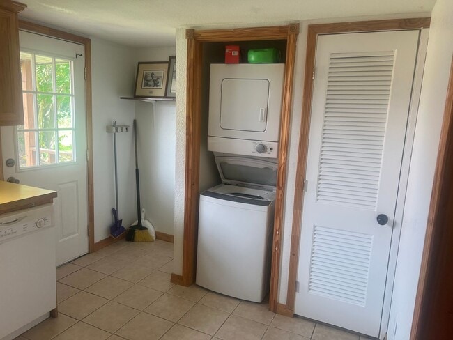 Building Photo - 1 bedroom 1 bathroom