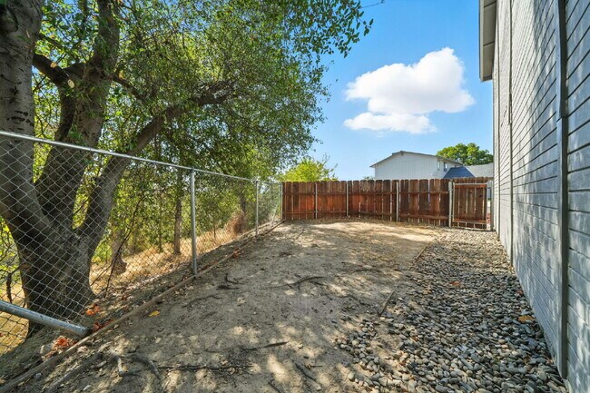 Building Photo - Adorable 2/1.5 with private back yard, ful...