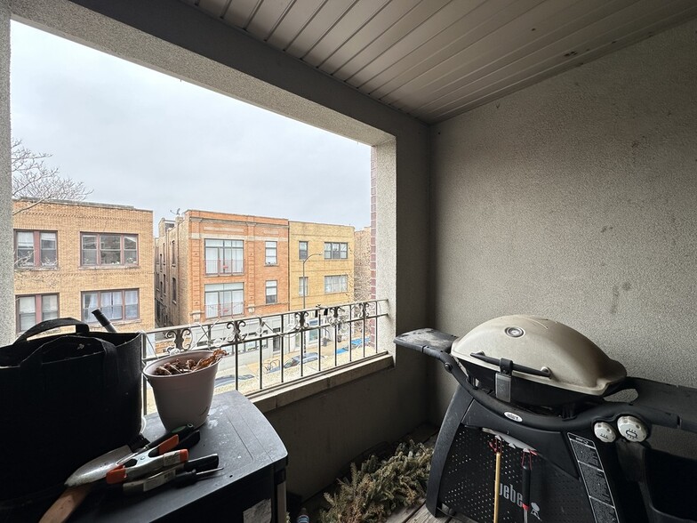 Building Photo - 907 N Damen Ave