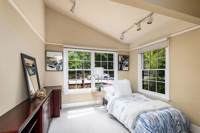 Building Photo - Updated 3BD/2BA Menlo Park Home with French Oak Floors + Bonus Room