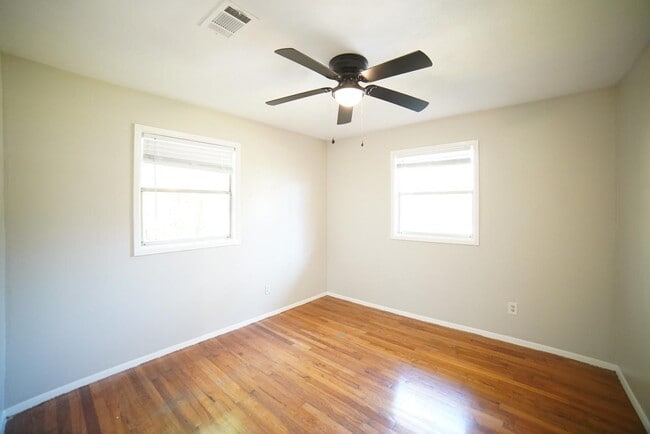 Building Photo - 318 Meadowbrook Ln