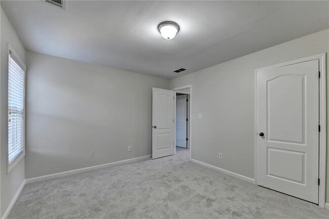 Building Photo - 522 Suwanee Oaks Dr NE
