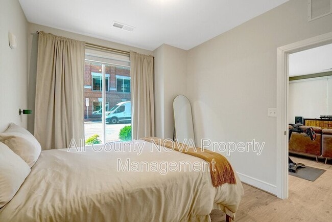 Building Photo - 635 Slaters Ln