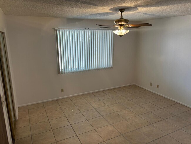 Building Photo - 4218 E Crescent Ave